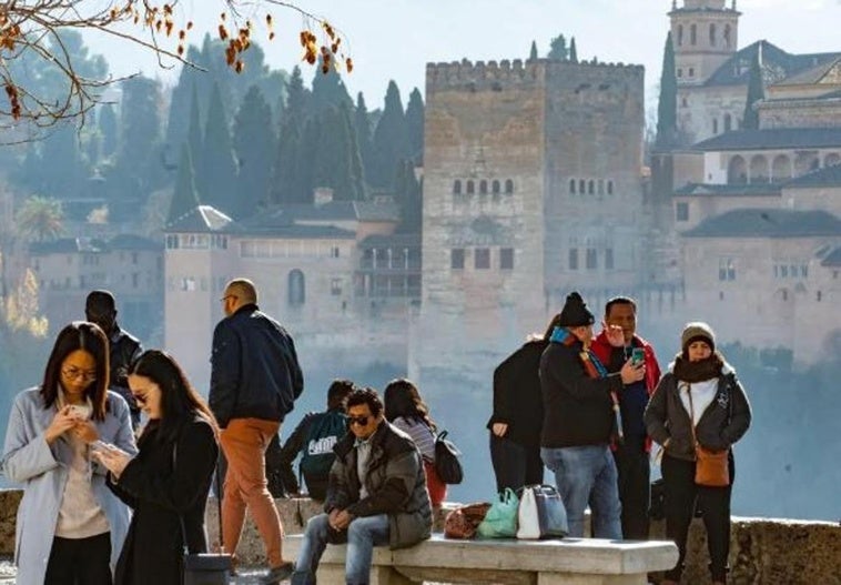 turistas-alhambra-granada-kzUG-U603385884023M1H-758x531@diario_abc.JPG