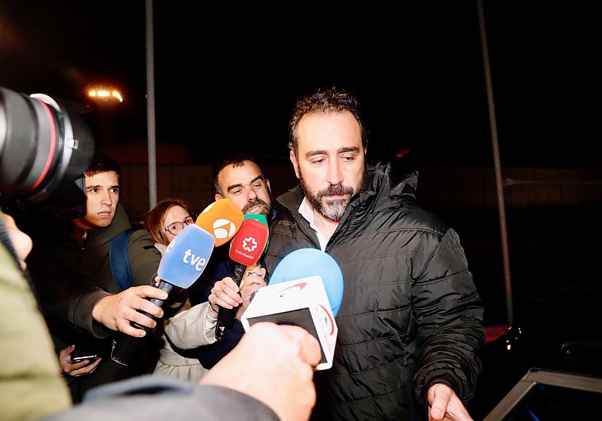 Víctor de Aldama, tras salir de la prisión de Soto del Real (Madrid)