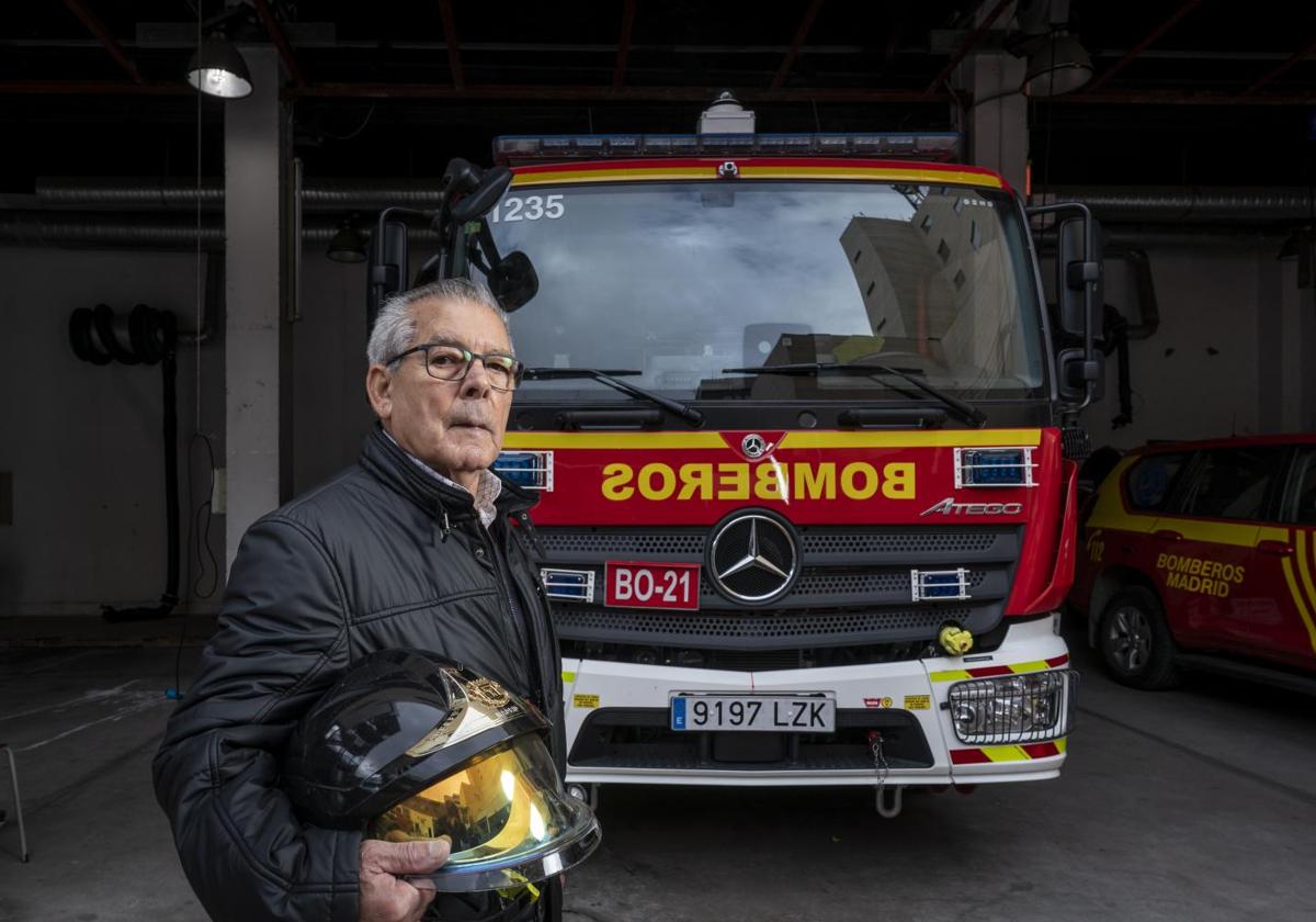 Tomás Marcos, bombero jubilado, en el Parque de Bomberos número 2 de Madrid