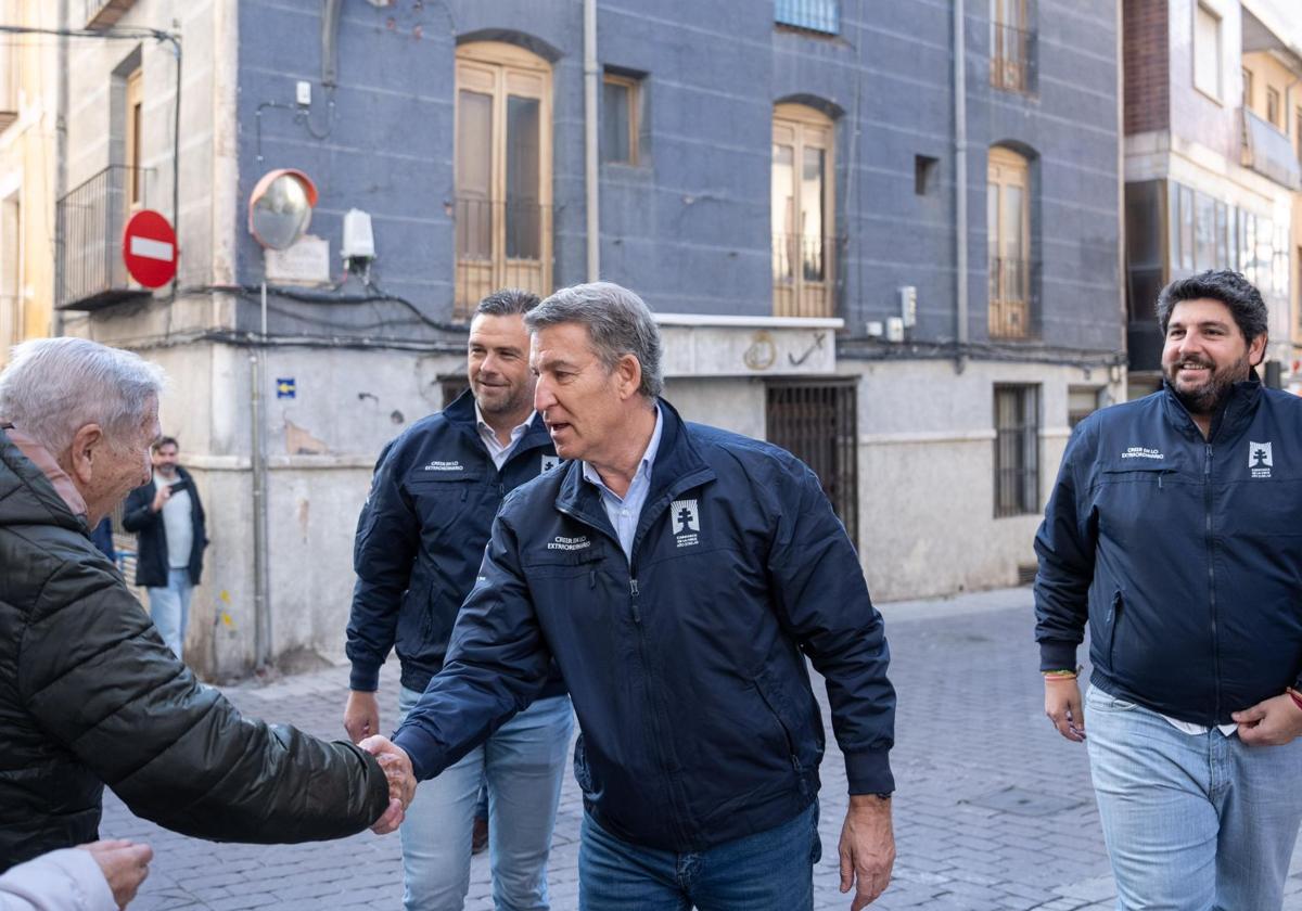 Feijóo saluda a un ciudadano en su visita a Caravaca de la Cruz junto a López Miras, presidente murciano