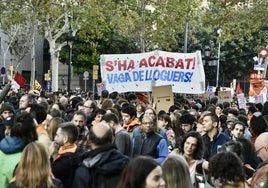 Masiva manifestación por la vivienda en Barcelona para exigir la bajada de los precios del alquiler