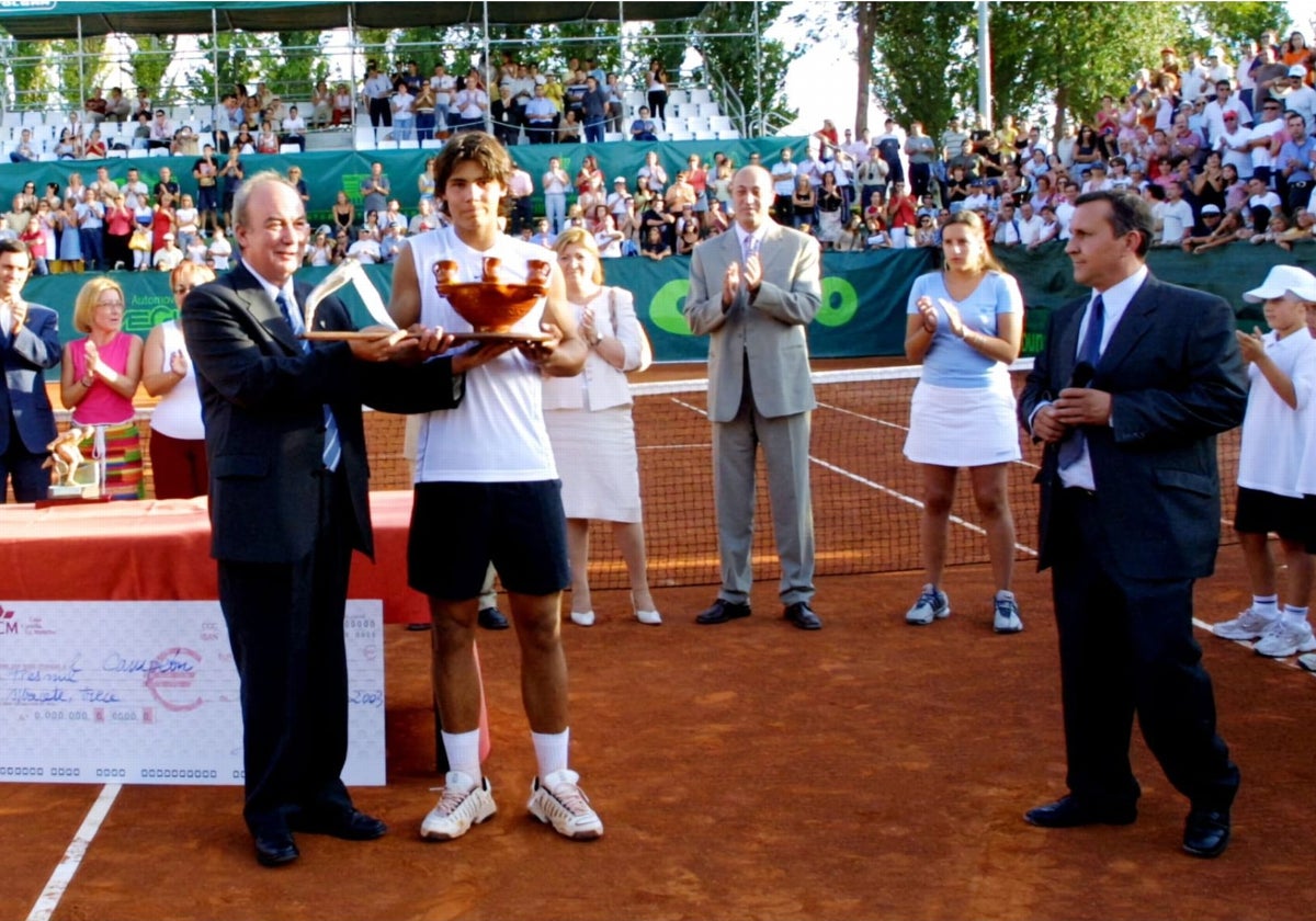 Rafa Nadal se llevó el título de 2003 al superar a Feliciano López. A la derecha de la imagen, Julián García, director del torneo