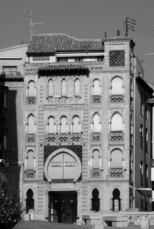 En 1916 se inauguró el Hotel París en la cuesta de Carlos V después que Álvaro González Sanz hubiese diseñado una nueva fachada neomudéjar para el edificio. Entre 1918 y 1933 pasó a ser la oficina de Telégrafos. Seguidamente, haasta la actualidad, albergó delegaciones oficiales, bancarias, despachos y oficinas comerciales. (Foto RAFAEL DEL CERRO, 2014)