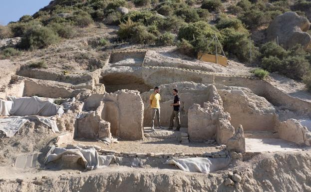 Arqueólogos entre las ruinas de Bayra