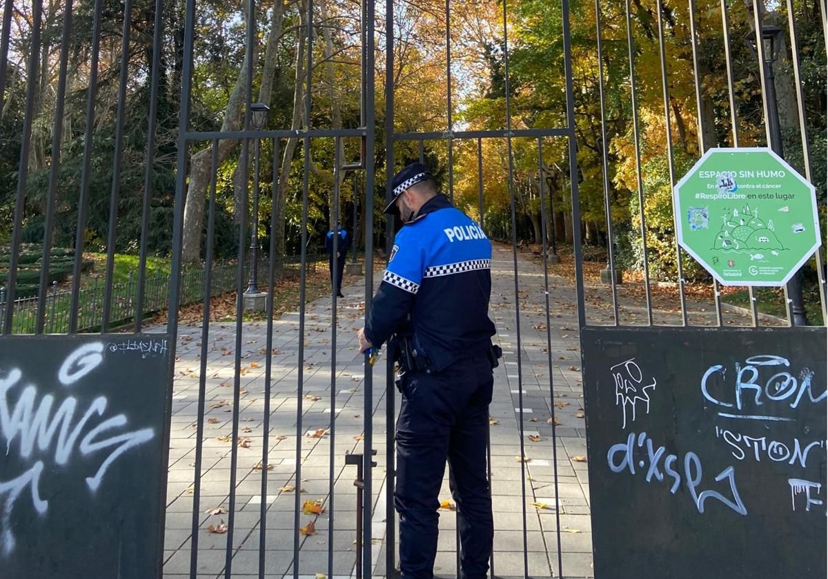 Una policía cierra el parque del Campo Grande en Valladolid ante la alerta por fuertes vientos