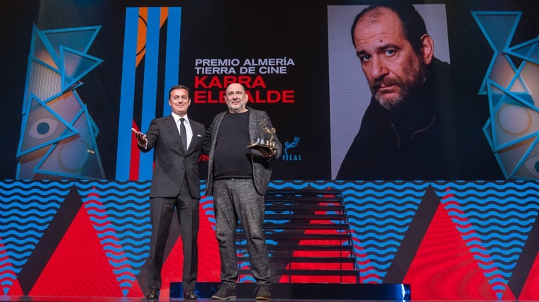 El presidente de la Diputación de Almería, Javier A. García, y el actor, Karra Elejalde