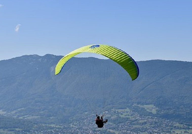 parapente-RPhoBVOQL5wvHaeYsBa8G4M-758x531@diario_abc.jpg