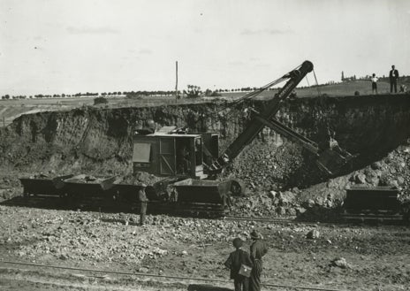 Imagen secundaria 1 - Distintos momentos en la construcción de la Ciudad Universitaria, de los movimientos de tierras y la construcción del viaducto