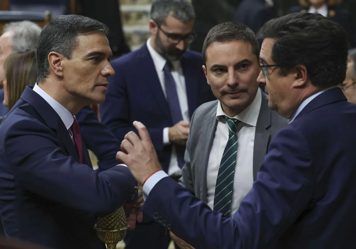 El presidente del Gobierno, Pedro Sánchez, junto al presidente del PSOE en Madrid, Juan Lobato, y el ministro de Transformación Digital, Óscar López