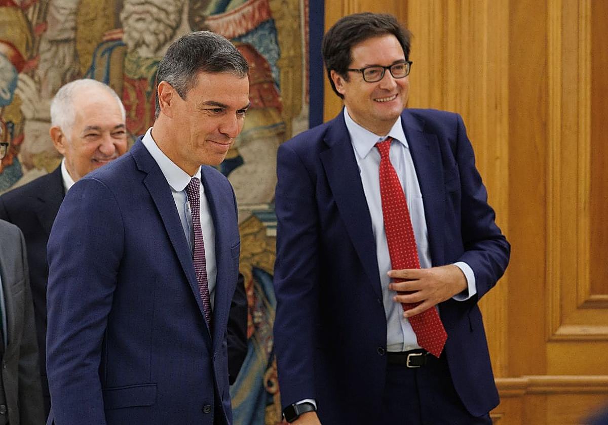 Pedro Sánchez y Óscar López, ministro para la Transformación Digital