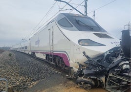 Dos trabajadores de la línea del AVE mueren en el choque entre un tren y un turismo en un paso a nivel en Palencia