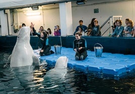 Familias ucranianas conocen en el Oceanogràfic a las belugas rescatadas de Járkov