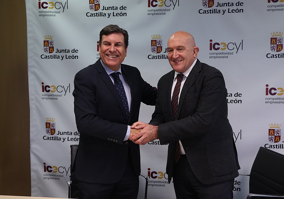El consejero de Economía y Hacienda, Carlos Fernández Carriedo, y el alcalde de Valladolid, Jesús Julio Carnero, en la firma de un acuerdo