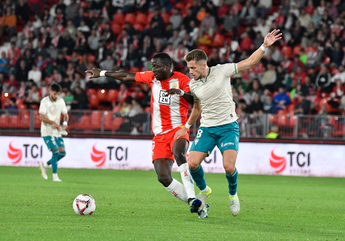 El mediocentro blanquiverde Isma Ruiz durante el partido en Almería