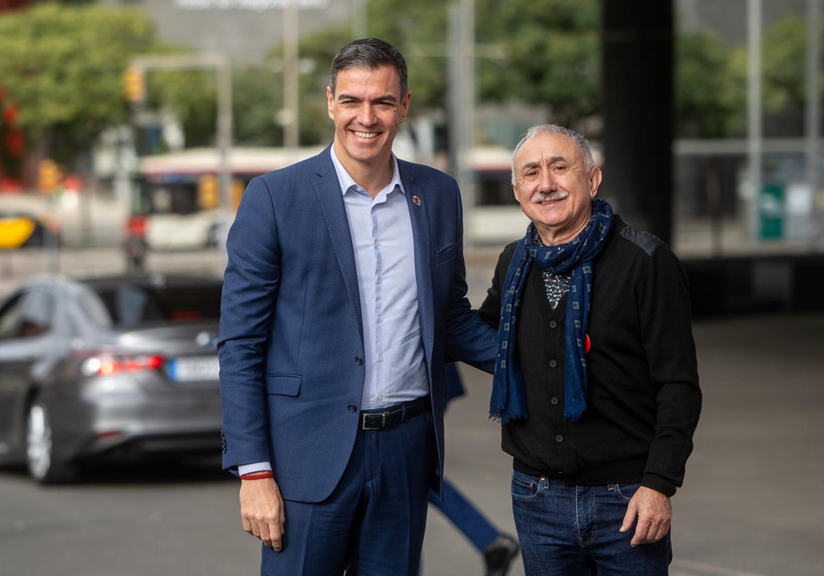 Pedro Sánchez, con el secretario general de la UGT, Pepe Álvarez, a su llegada al congreso del sindicato en Barcelona