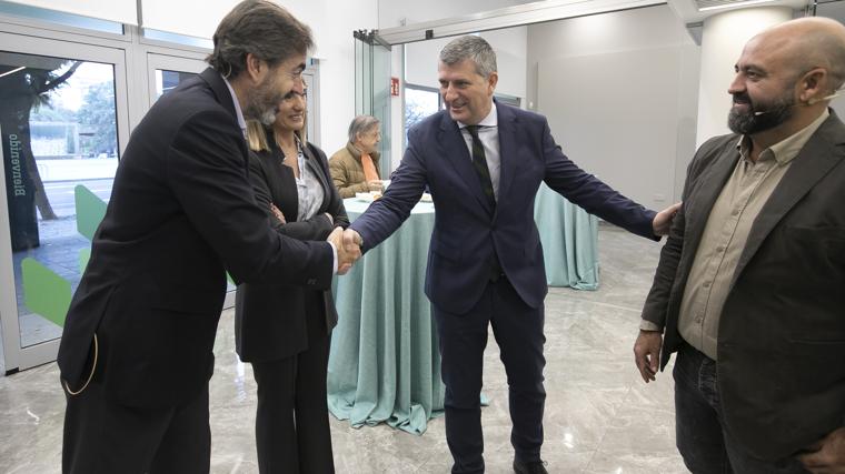 El delegado de Agricultura saluda a los participantes en el foro 'Agroencuentros', organizado por ABC