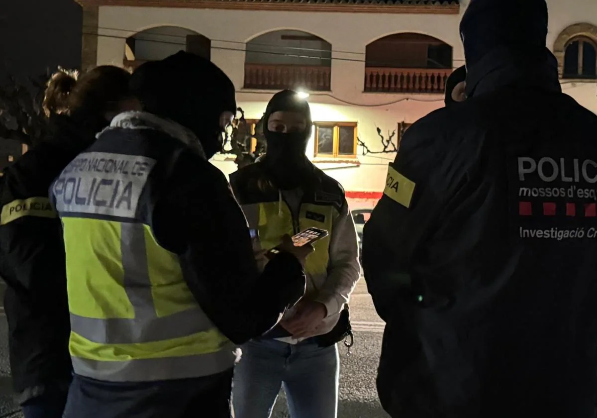 Agentes de Policía Nacional y Mossos