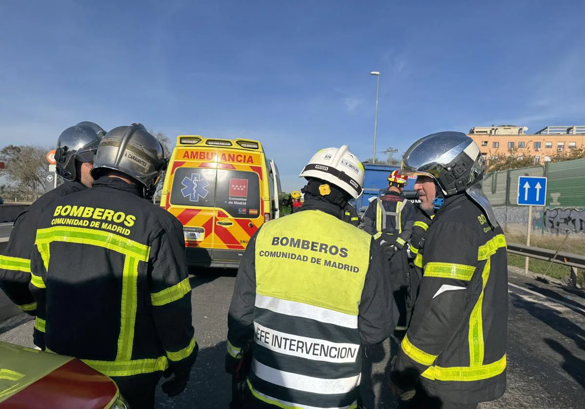 Los bomberos en el lugar del accidente.