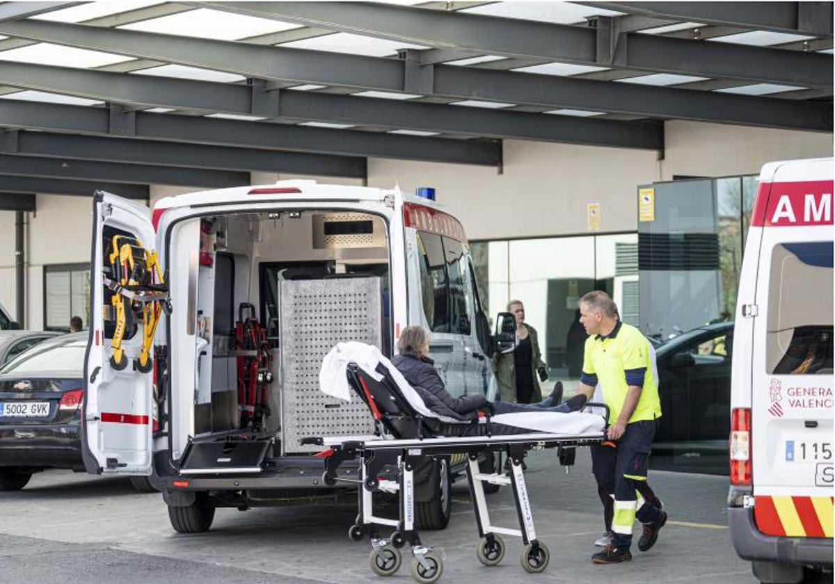 Varias ambulancias en servicio en Valencia, en imagen de archivo