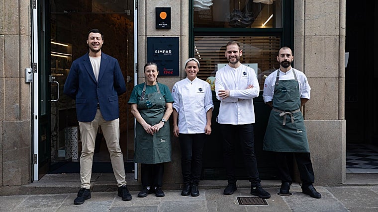 Áxel Smyth (2º der.) y Claudia Merchán (centro), de Simpar, junto a su equipo