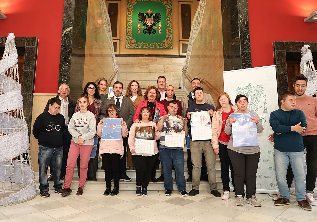 Foto de familia en el hall de la Diputación de Toledo