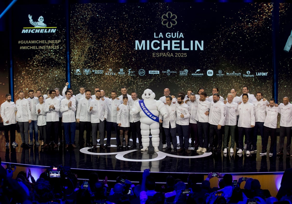 Los chef con una estrella posan para la foto de familia durante la Gala Estrellas Michelin 2025 de Murcia