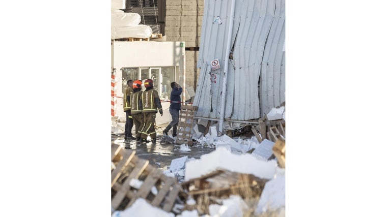 Imagen de los bomberos en el interior de la nave industrial