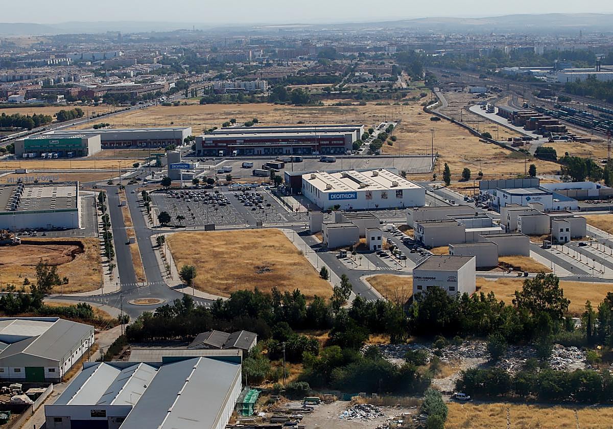 Vista áerea del parque logístico de la Junta y de la aledaña estación de ADIF; que se unirán directamente