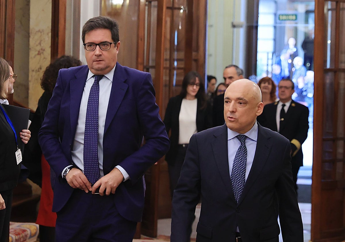El ministro para la Transformación Digital y la Función Pública, Óscar López, y el secretario de Estado de Relaciones con las Cortes, Rafael Simancas, la semana pasada, en el Congreso