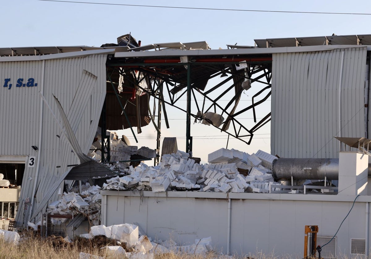 Destrozos en la nave industrial donde se ha producido la explosión en Ibi (Alicante)