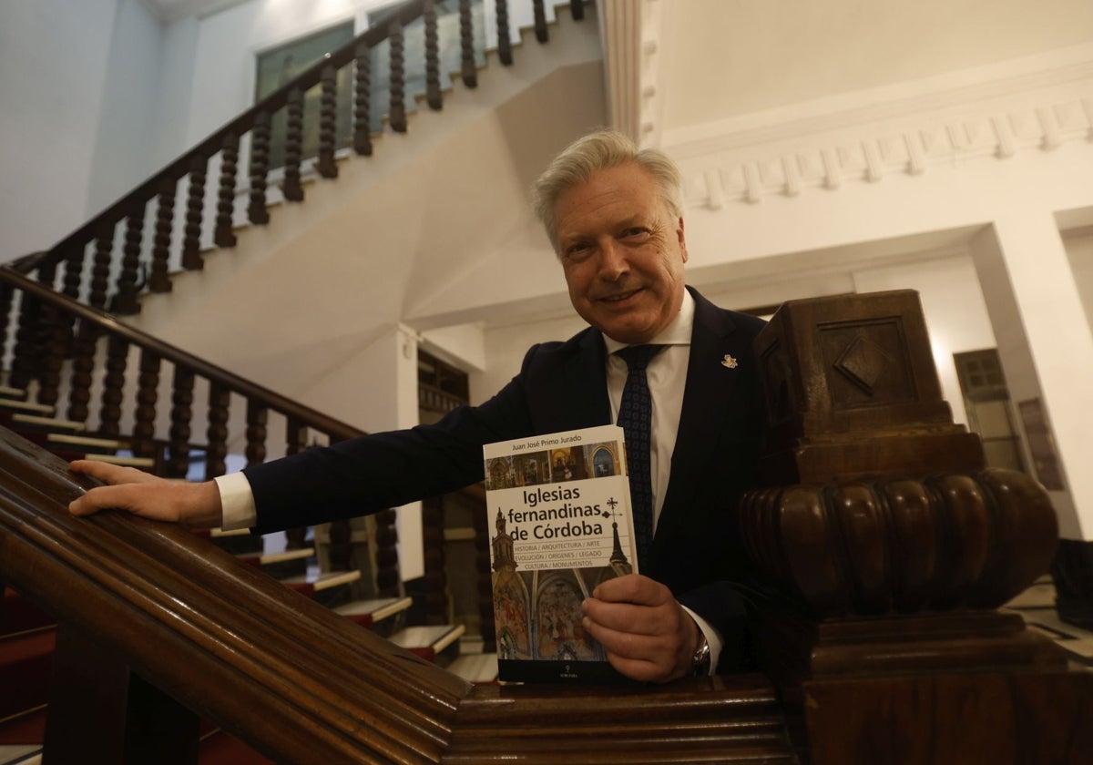 Juan José Primo Jurado, con un ejemplar de su nuevo libro