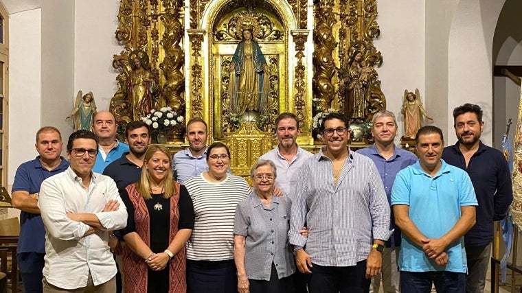 Integrantes de la nueva asociación de La Milagrosa, ante la Virgen