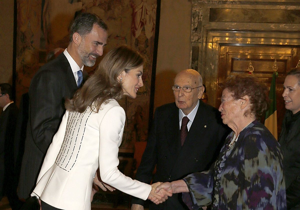 Los Reyes, en 2014, saludando al entonces presidente de la República de Italia, Giorgio Napolitano, y la primera dama, Clio Bittoni