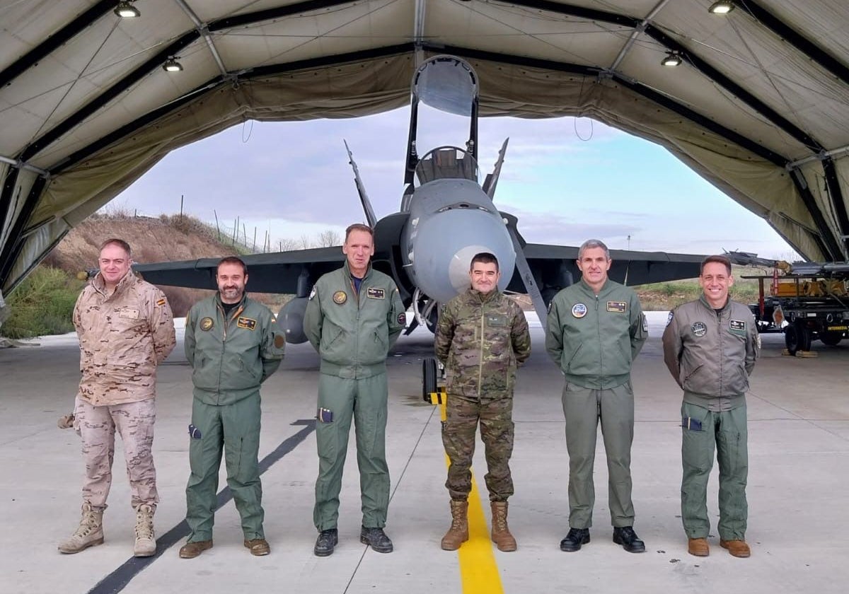 Personal del Ejército del Aire y del Espacio frente a un F-18 del destacamento Paznic