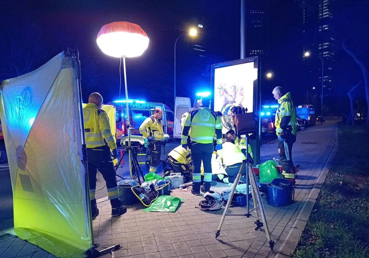 Agentes de Samur Protección Civil en el lugar del accidente