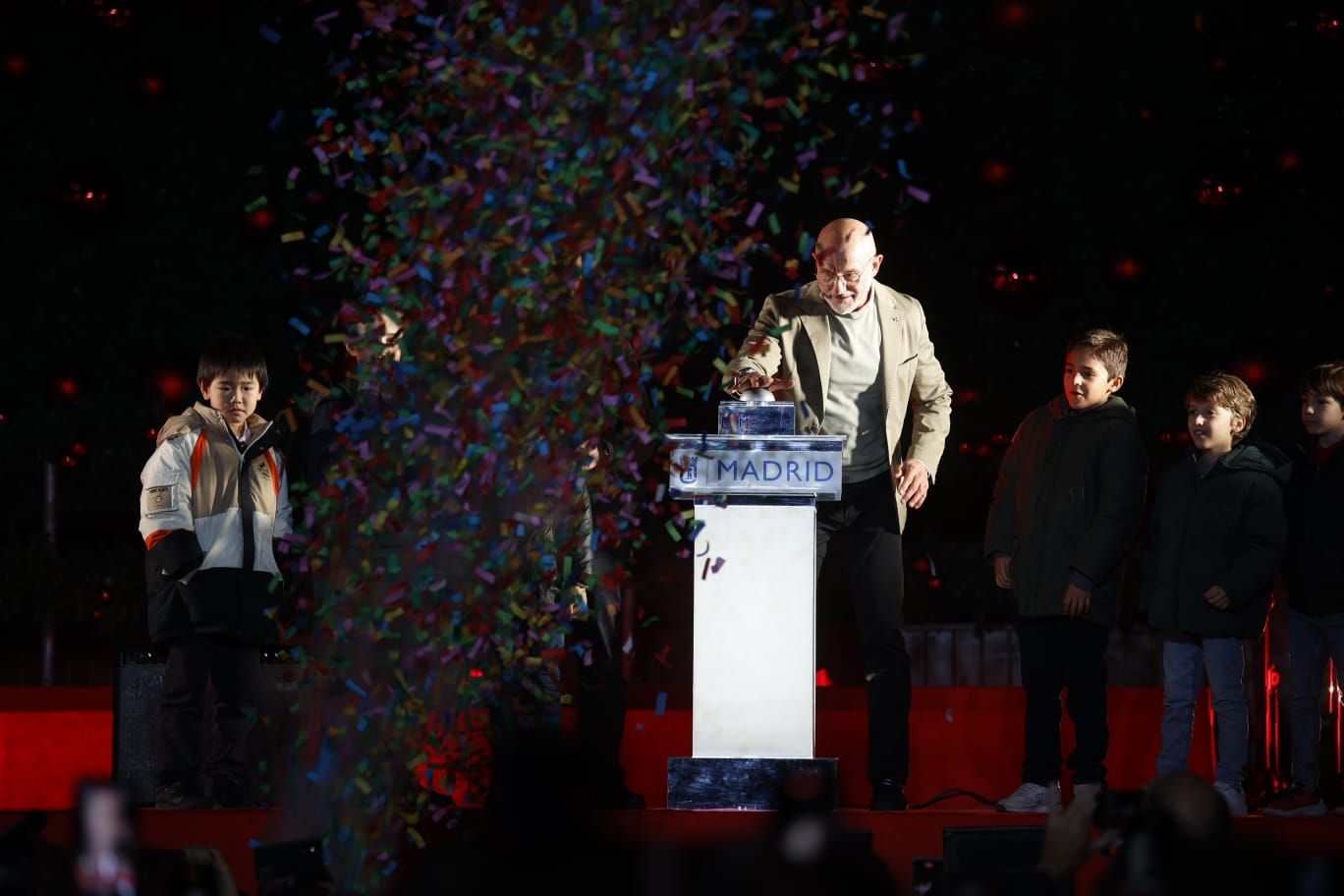 El seleccionador español, Luis de la Fuente, presiona el pulsador para encender las luces 