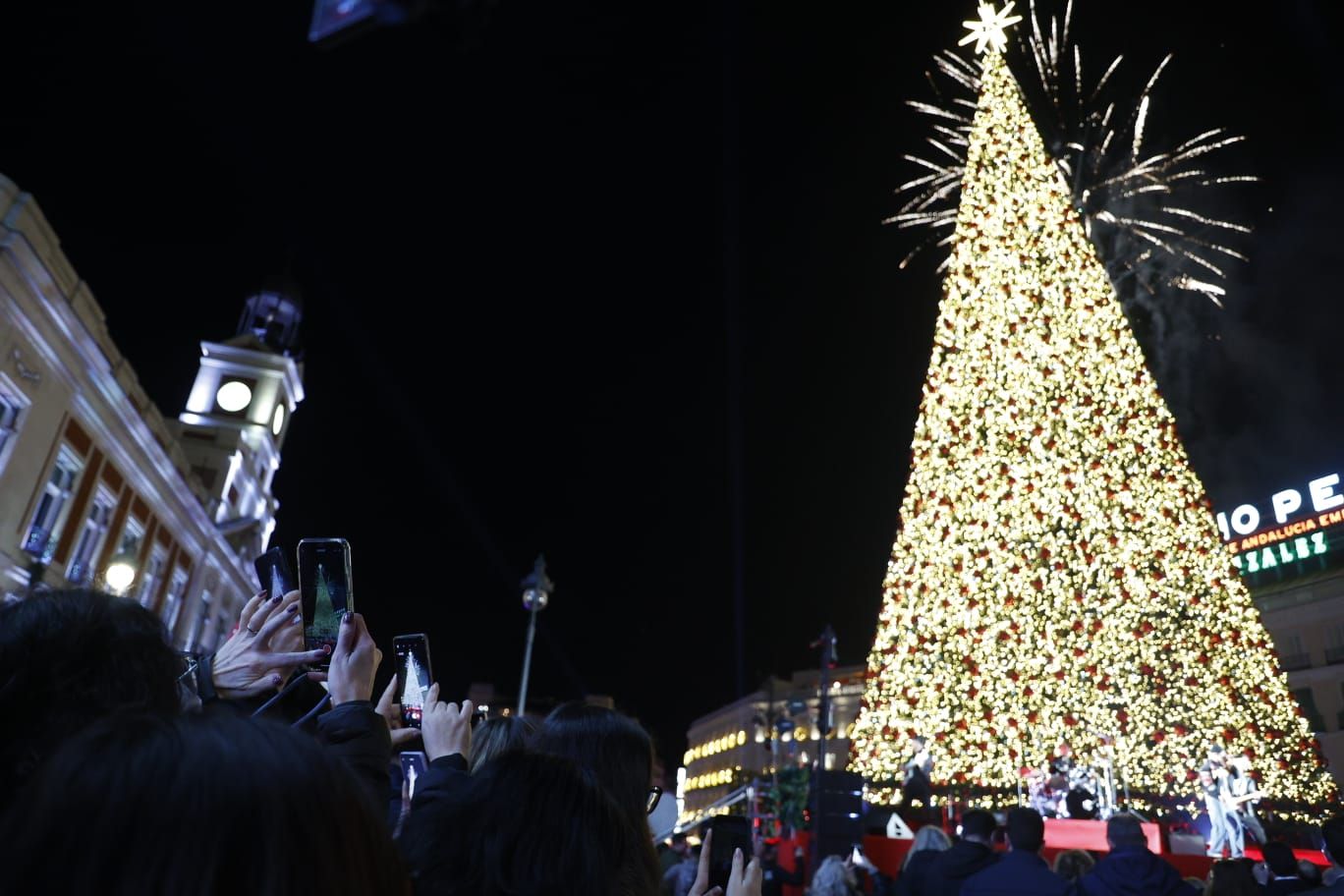 El árbol ya encendido en la Puerta del Sol