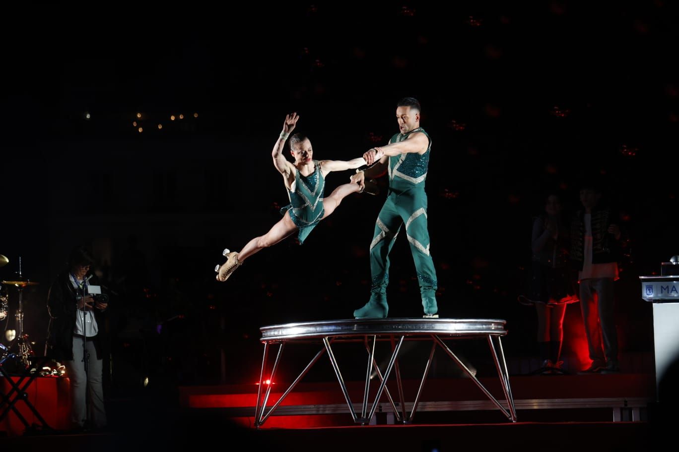 Dos patinadores en el espectáculo previo al encendido