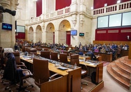 La crispación invade el Parlamento andaluz: la oposición abandona la Cámara tras un cruce de denuncias sobre corrupción