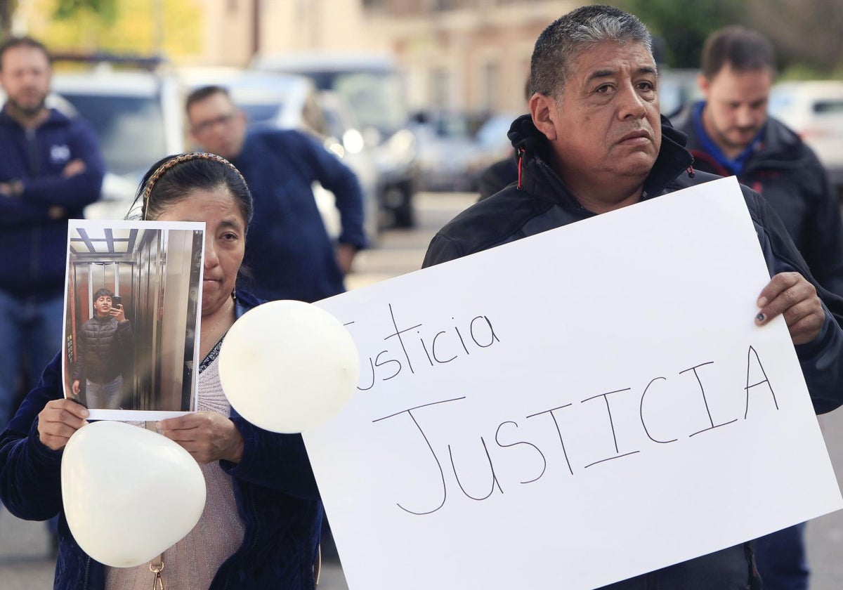 Familiares de las víctimas mortales de la explosión durante los tres minutos de silencio que se han guardado este jueves en el Ayuntamiento de Ibi