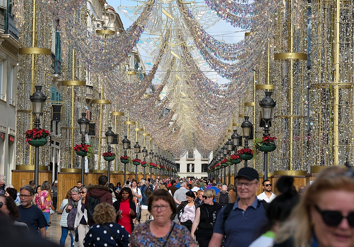Decenas de personas pasean por la  calle Larios de Málaga, donde este viernes encenderán las luces de Navidad
