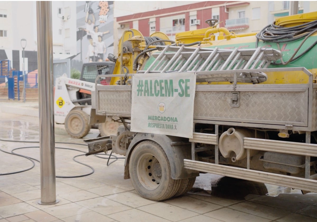 Maquinaria pesada utilizada en labores de limpieza en las calles afectadas por la DANA en Alfafar (Valencia)