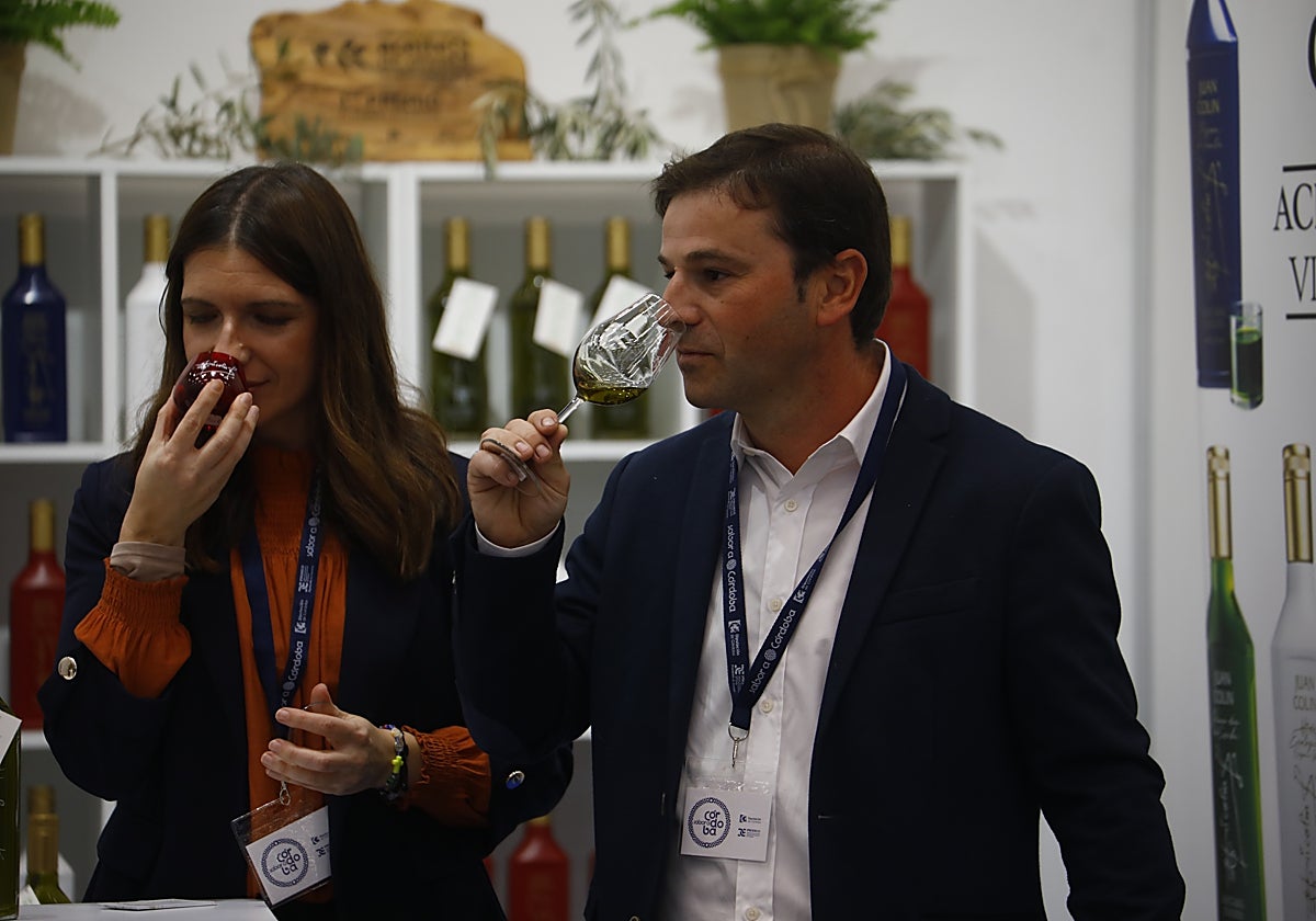 Dos personas cata y huelen aceite de oliva virgen extra