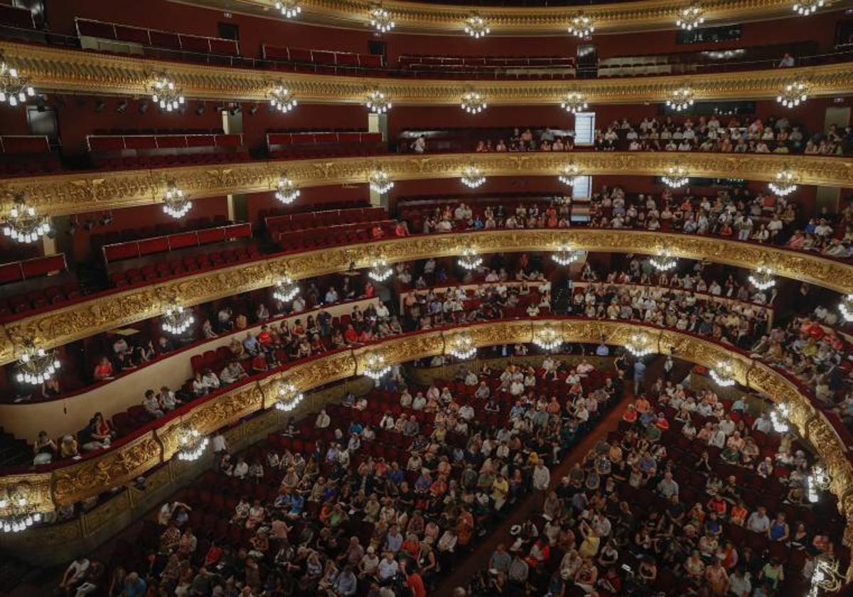 Más de 2.200 personas en el teatro del Liceo