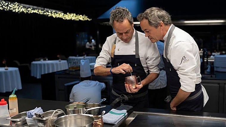Los hermanos Torres, en la cocina de su restaurante