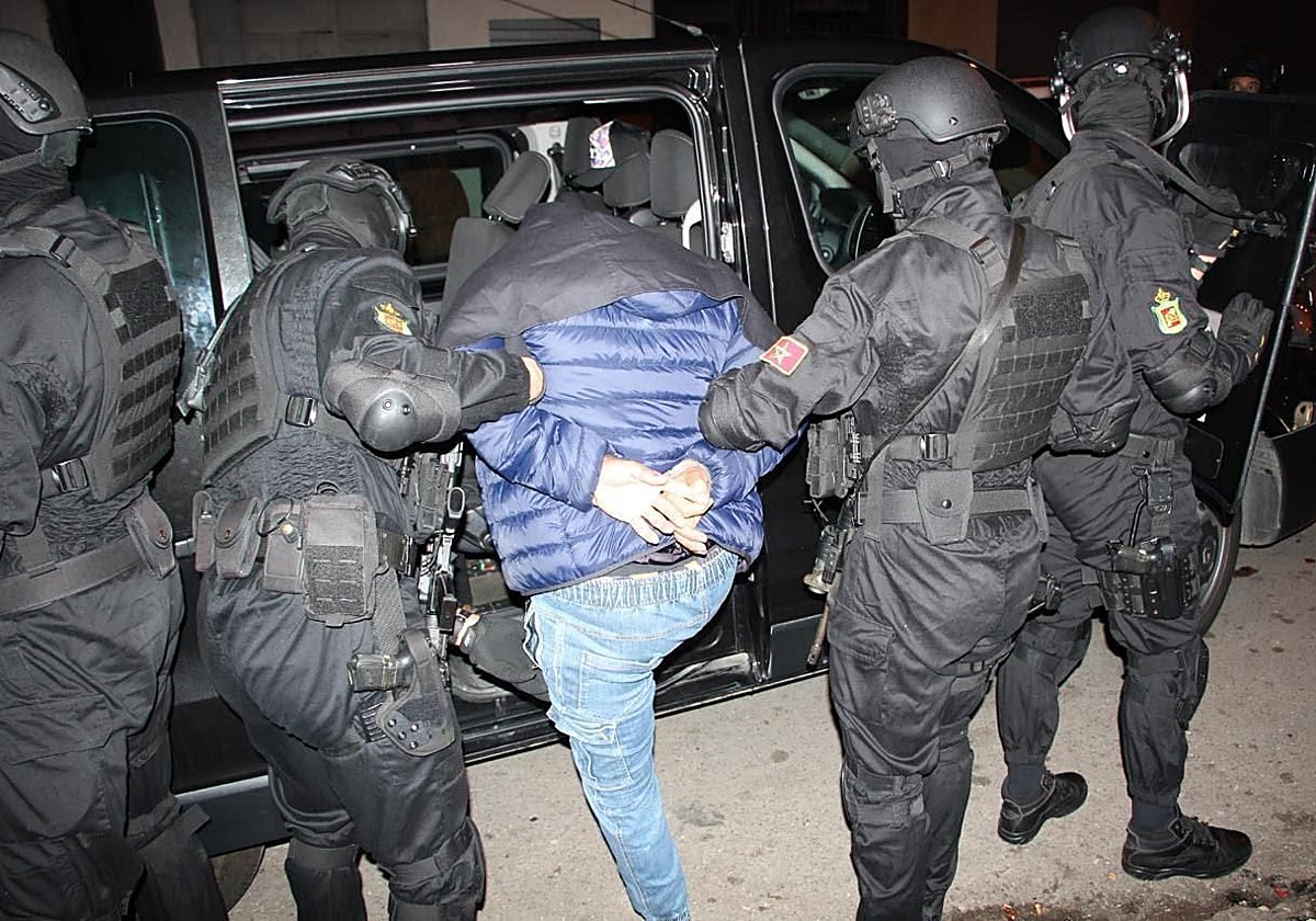 Agentes de la Oficina Central de Investigación Judicial en la detención de los yihadistas