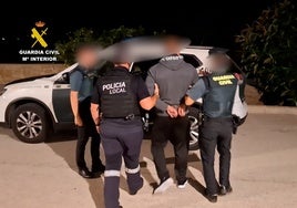 Dos hombres se disfrazan de agentes de la Interpol para robar a un vecino en Alicante