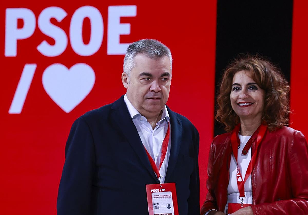 El secretario de Organización del PSOE, Santos Cerdán, y la vicepresidenta María Jesús Montero, este viernes en el Palacio de Congresos de Sevilla, donde se celebra el 41 Congreso Federal del PSOE