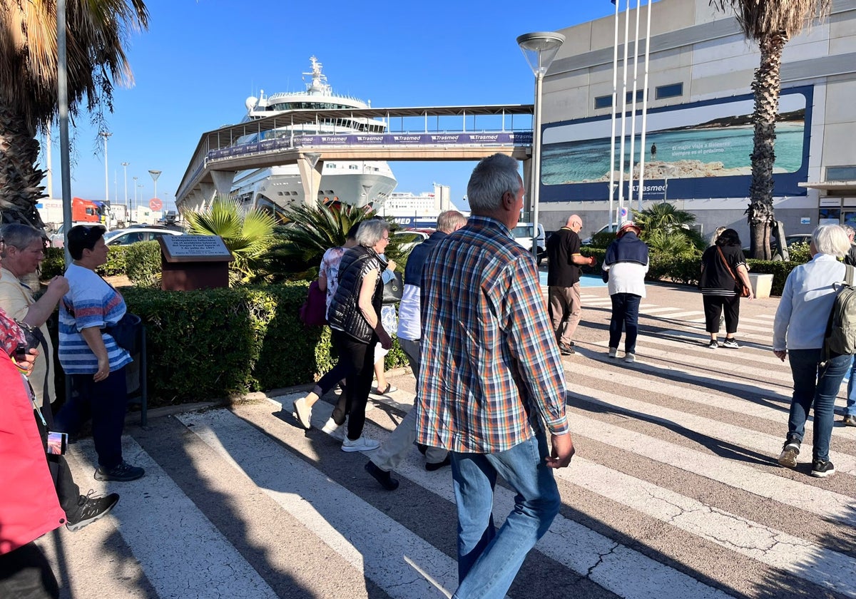 Cruceristas llegados a Valencia este viernes, transitando por la ciudad en una escala