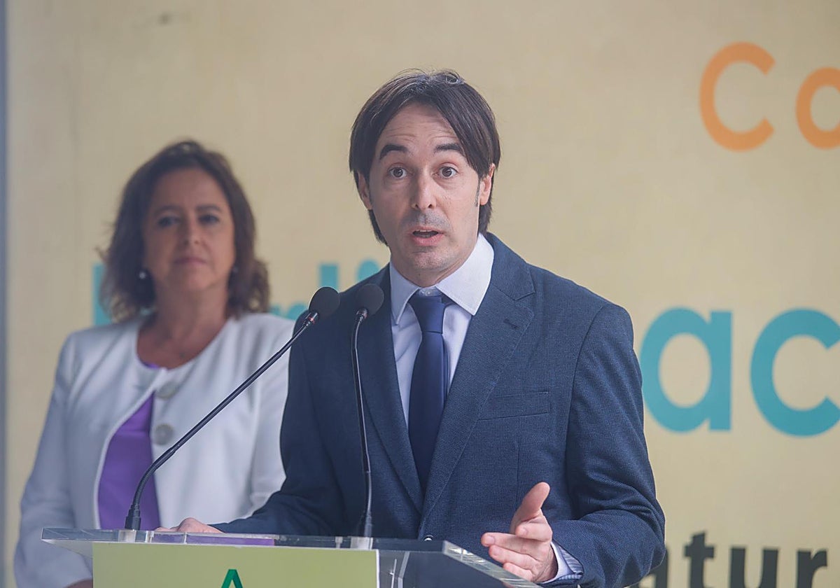 Enrique Mateos, junto a la consejera de Sostenibilidad de la Junta